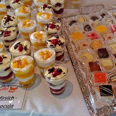 Dessert im Glas und diverse kleine Kuchen